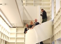 Rektor UŚ Andrzej Kowalczyk, dziekan Krystyna Doktorowicz i minister Jarosław Gowin w sali biblioteki nowego gmachu.