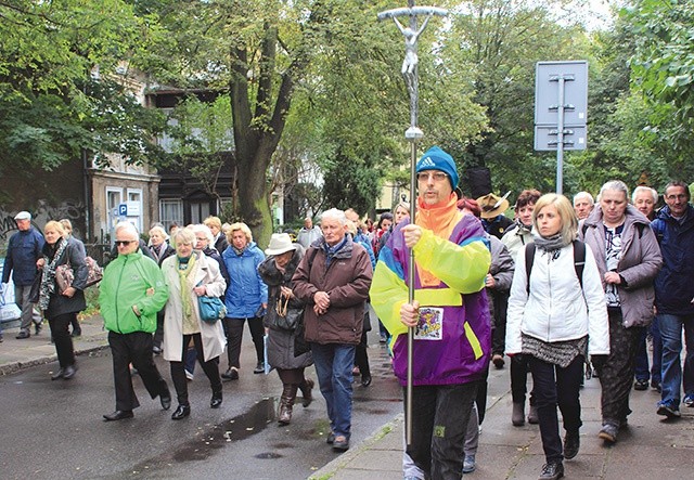 Z kościołów stacyjnych całej archidiecezji wyruszyły tłumy wiernych...