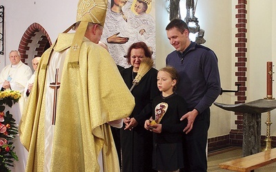 Moment poświęcenia relikwiarza przez bp. Wiesława Szlachetkę.