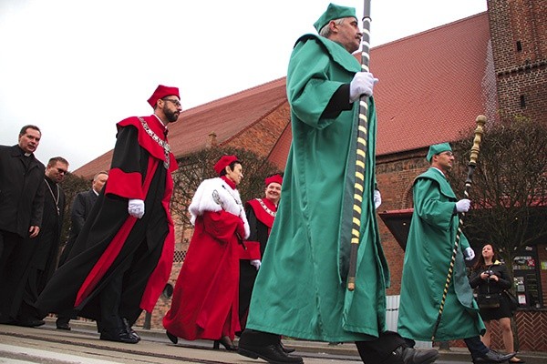 ◄	Przemarsz do siedziby Akademii Gorzowskiej przy ulicy Chopina.