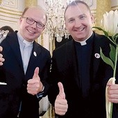 Ks. Jacek Wieczorek (z lewej) z medialną nagrodą. Obok ks. Dariusz Kowalczyk, prezes fundacji.