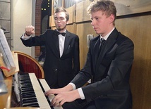 Koncert na odrestaurowanym instrumencie dali Damian Skierczyński (za klawiaturą) i Piotr Dziewiecki.