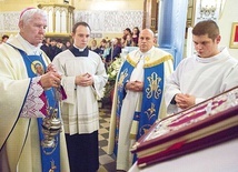 Bp Kazimierz Romaniuk przekonywał, że Matka Boża wierzy, iż Jej Syn poradzi sobie z każdym ludzkim zmartwieniem. Tak jak to było w Kanie.