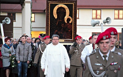 W uroczystej procesji ikona została przekazana parafii Narodzenia NMP.