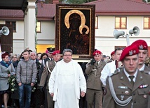 W uroczystej procesji ikona została przekazana parafii Narodzenia NMP.
