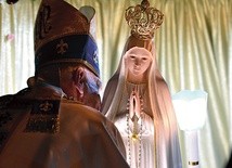▲	Biskup pocałunkiem pożegnał figurę Matki Bożej z Fatimy.