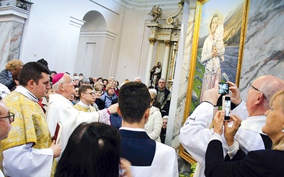 ▲	Biskup Ignacy Dec święci obraz św. Joanny Beretty-Molli w bardzkiej bazylice.