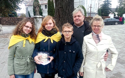 Magdalena (z lewej) i Karolina Wnuk z rodzicami Kazimierą i Grzegorzem oraz bratem Mikołajem.