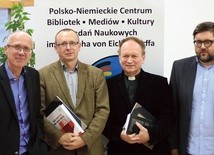 Od lewej: prof. Piotr Madajczyk, dr Bernard Linek, ks. Piotr Tarlinski, dr Sebastian Rosenbaum.