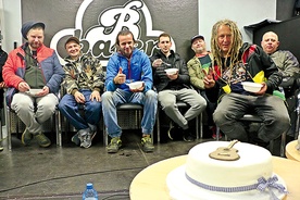 ▲	Maleo Reggae Rockers ze swoim urodzinowym tortem od studentów z DA „Redemptor”.