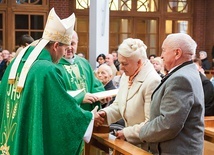 Bp Henryk Ciereszko i o. Robert Więcek SJ składają życzenia jubilatom.