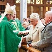 Bp Henryk Ciereszko i o. Robert Więcek SJ składają życzenia jubilatom.