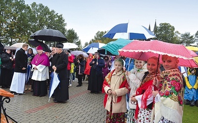 Modlitwę w Maryjnym Ogrodzie Różańcowym wspólnie z abp. Jędraszewskim prowadziły młode góralki.