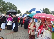 Modlitwę w Maryjnym Ogrodzie Różańcowym wspólnie z abp. Jędraszewskim prowadziły młode góralki.