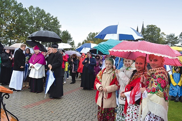 Modlitwę w Maryjnym Ogrodzie Różańcowym wspólnie z abp. Jędraszewskim prowadziły młode góralki.