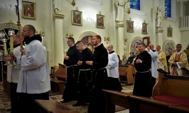 Ceremonię rozpoczęła uroczysta procesja wejścia