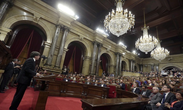 Premier Katalonii proponuje zawieszenie skutków deklaracji niepodległości