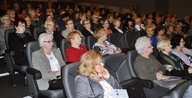 Płoński Uniwersytet Trzeciego Wieku działa od 2004 roku. Z początku w szeregach słuchaczy było nieco ponad 20 osób, dziś jest ich blisko 120