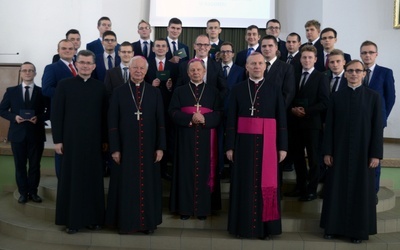 Najmłodsi alumni z biskupami i członkami zarządu obecnymi na inauguracji