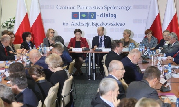 Beata Szydło: W przyszłym roku znacząco wzrośnie pula na wynagrodzenia dla rezydentów
