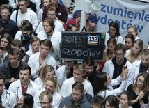 Lekarze rezydenci wznowili protest głodowy 