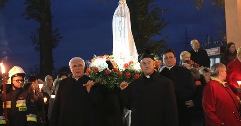 Jako pierwsi figurę MB Fatimskiej ponieśli kapłani dekanatu czechowickiego