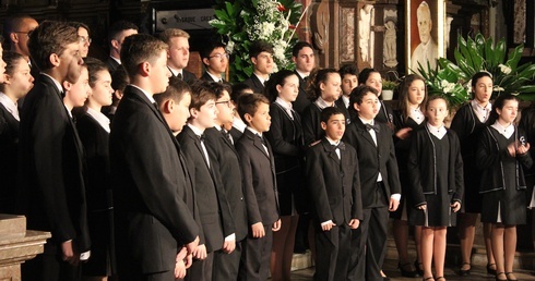 Młodzi chórzyści w płockiej katedrze