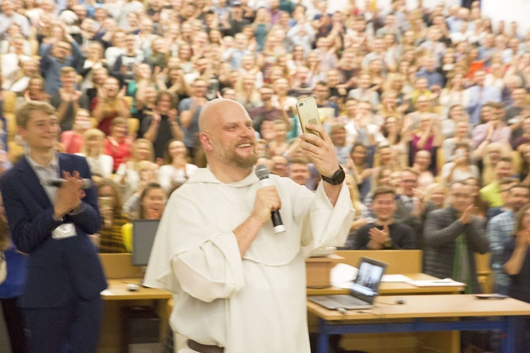 O. Szustak na SGGW. Sześć i pół rady na szczęśliwe małżeństwo