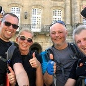 Szczęśliwi na placu przed katedrą św. Jakuba w Santiago de Compostela