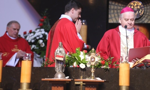 Dziękczynnej modlitwie towarzyszyły ustawione przed ołtarzem relikwiarze św. Maksymiliana