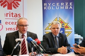 O akcji „Ratujmy życie” mówił Andrzej Anasiak (z lewej) podczas konferencji prasowej w siedzibie radomskiej Caritas 