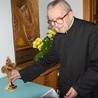 Bp Edward w domowej kaplicy z relikwiarzem bł. ks. Józefa Stańka, pallotyna, którego Niemcy powiesili w czasie powstania warszawskiego w sutannie kleryka Materskiego