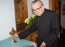 Bp Edward w domowej kaplicy z relikwiarzem bł. ks. Józefa Stańka, pallotyna, którego Niemcy powiesili w czasie powstania warszawskiego w sutannie kleryka Materskiego