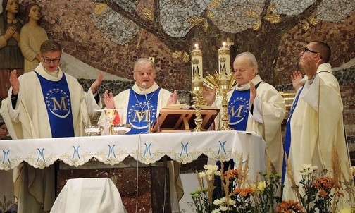 Od lewej: ks. proboszcz Jan Duraj, bp Tadeusz Rakoczy, ks. Jan Sopicki i ks. Mikołaj Szczygieł