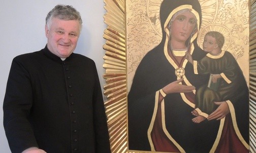 Ks. Franciszek Knapik przy obrazie Matki Bożej Pocieszenia