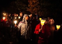 Pielgrzymi podczas Procesji Światła na polanickich wzgórzach