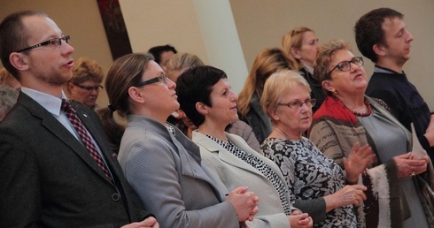 Rozniecić iskierkę, pomalutku