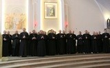 Biskupi udzielili zgromadzonym w sanktuarium błogosławieństwa