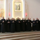 Biskupi udzielili zgromadzonym w sanktuarium błogosławieństwa
