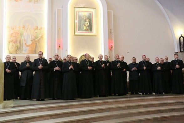 Biskupi udzielili zgromadzonym w sanktuarium błogosławieństwa