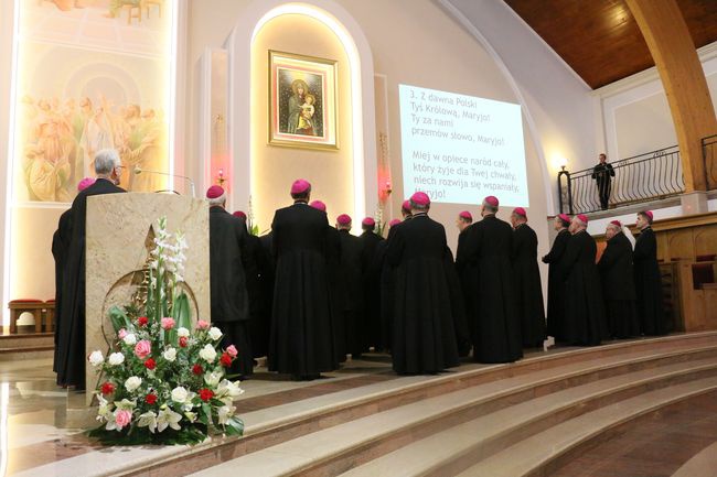 Biskupi u Matki Bożej Latyczowskiej