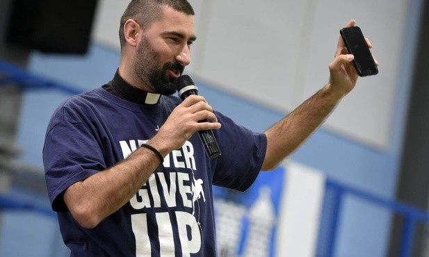 ks. Jakub Staniecki przekonywał, że telefon nie musi przeszkadzać w drodze do Boga