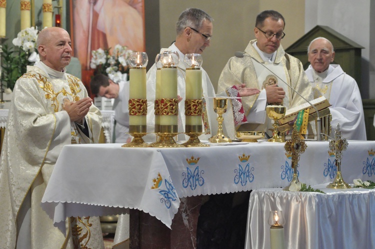 Święci Jan Paweł II i Maksymilian Kolbe w Muszynie