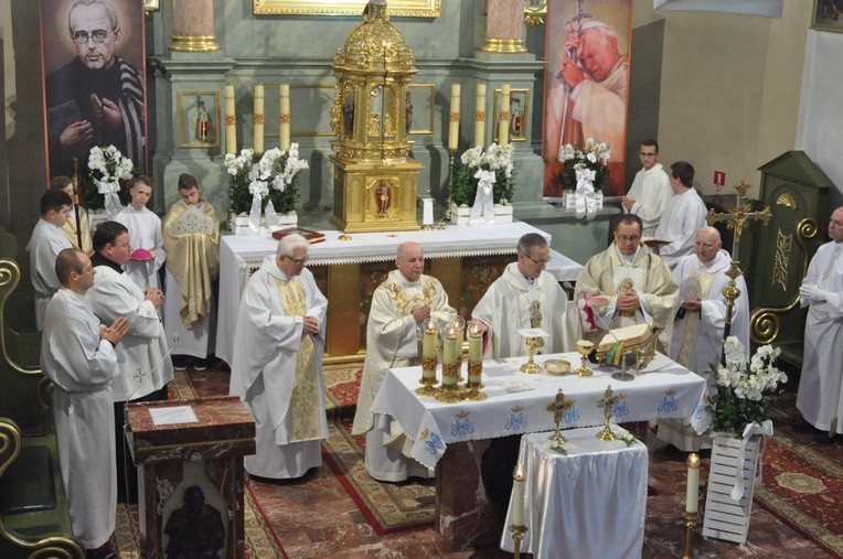Święci Jan Paweł II i Maksymilian Kolbe w Muszynie
