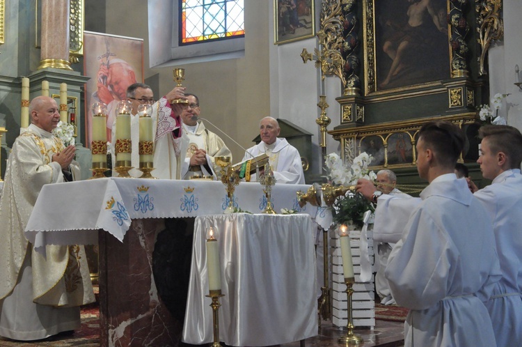 Święci Jan Paweł II i Maksymilian Kolbe w Muszynie