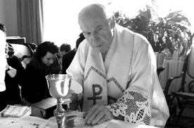 Po bardzo długich cierpieniach ks. Jan Myjak zmarł w sobotę 14 października 2017 r. w szpitalu w Polanicy Zdroju.