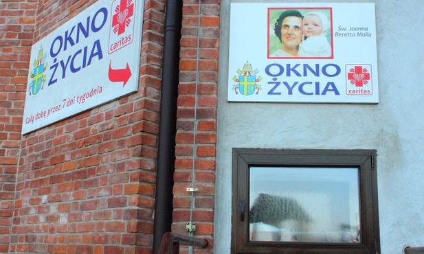 Dwoje dzieci w oknie życia