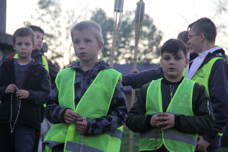 Procesja różańcowa do Jana Pawła II