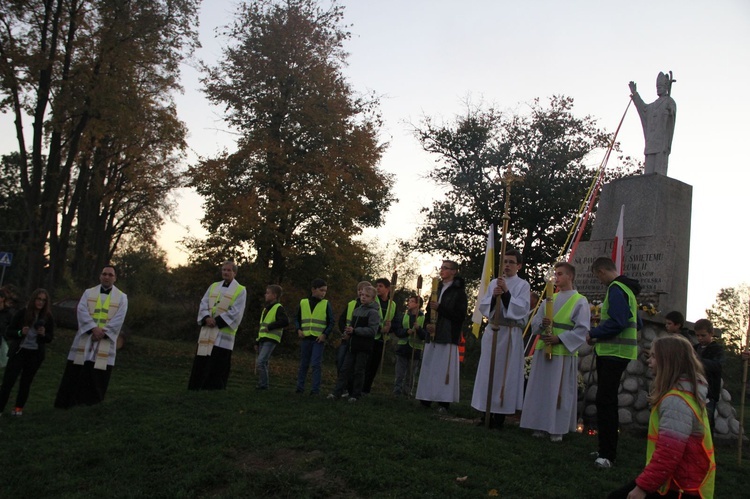 Procesja różańcowa do Jana Pawła II