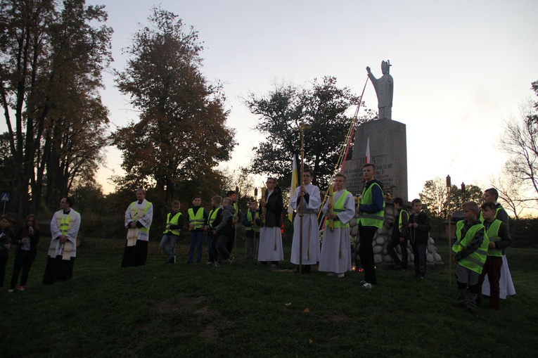 Procesja różańcowa do Jana Pawła II